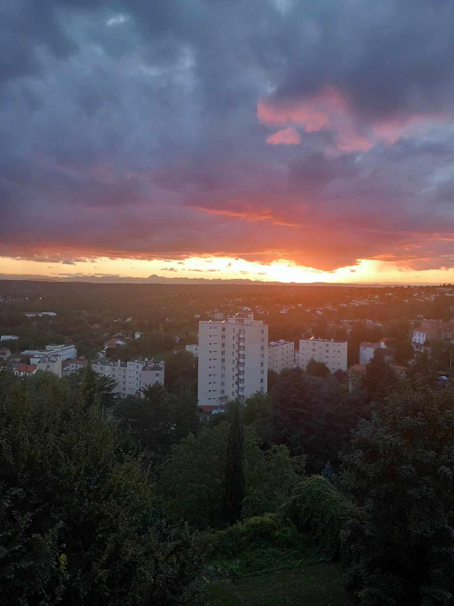 L'Appart De Babou Rez De Chaussee Parking Free Draps Wifi Thiers Exterior foto